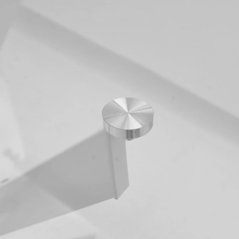 Tavolinë Antoro, xham i tejdukshëm, këmbë metalike të bardha, D80x75cm