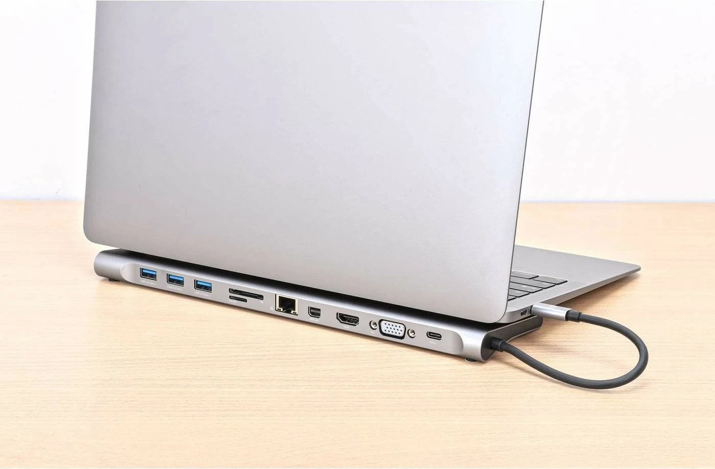 Docking station MANHATTAN USB-C 11in1 MST, për 3 monitorë, argjend Docking station MANHATTAN USB-C 11in1 MST, për 3 monitorë, argjend
