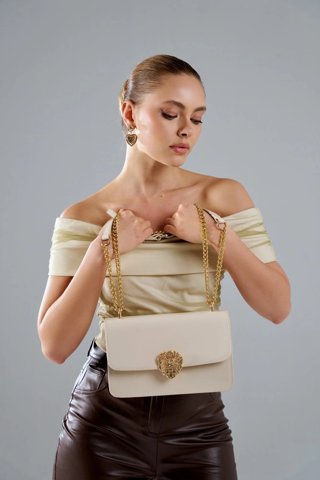 Çantë shpatulle Vince Camuto, Amore, ngjyrë krem