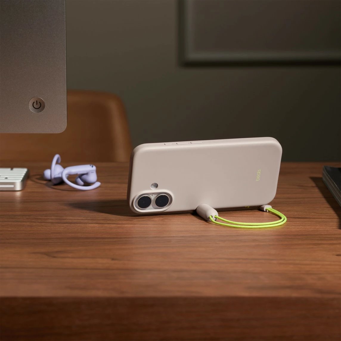 Mbështjellës Beats Kickstand Case për iPhone 17 me MagSafe dhe kontroll të kamerës, kalkstein