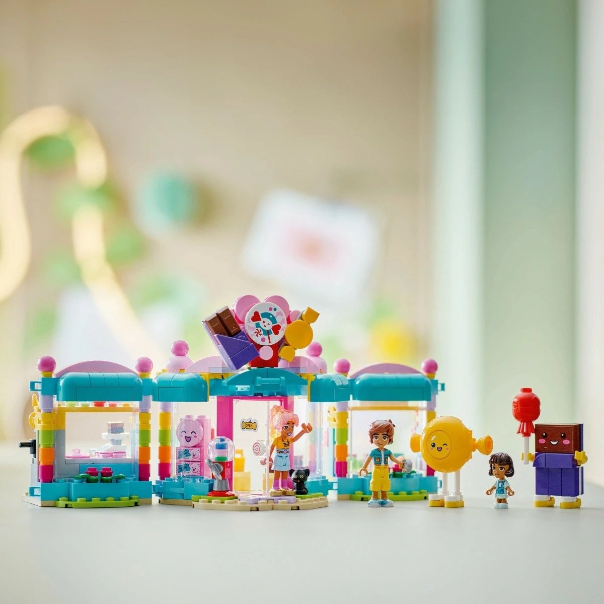 Set ndërtimi LEGO Friends 42649, Candy Shop in Heartlake, 376 pjesë