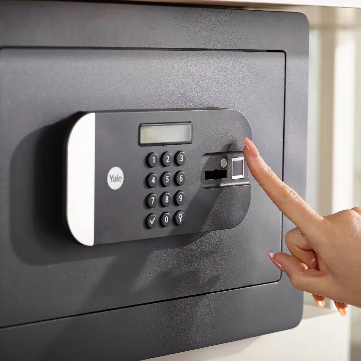 Kasafortë YALE HOME YSFM/250/EG1 me lexues gishti, 18.6L, e zezë