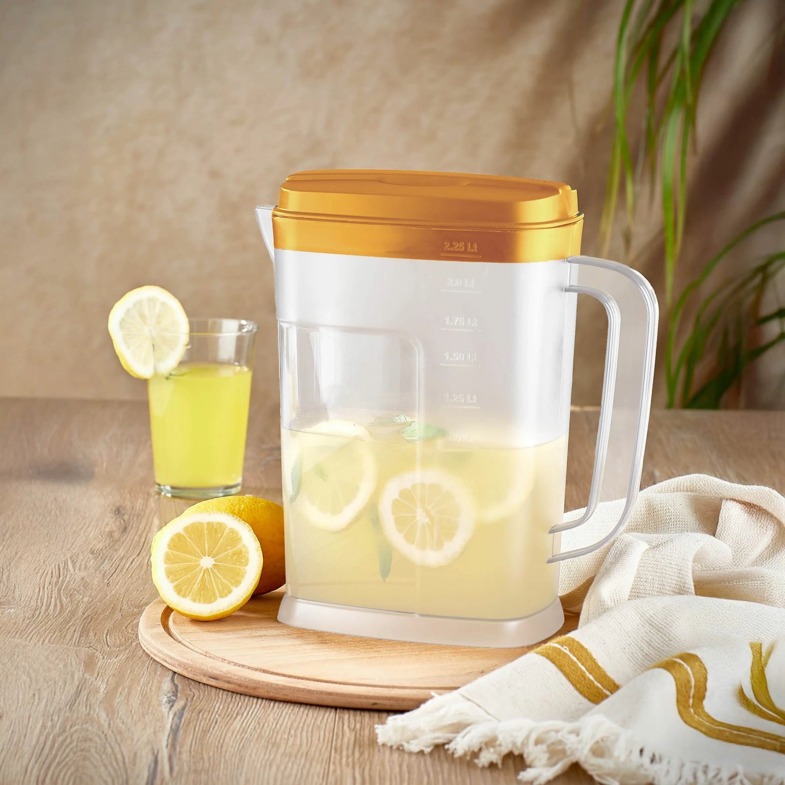 Shishe plastike, ngjyrë portokalli, Hermia Concept, 2.25 litra