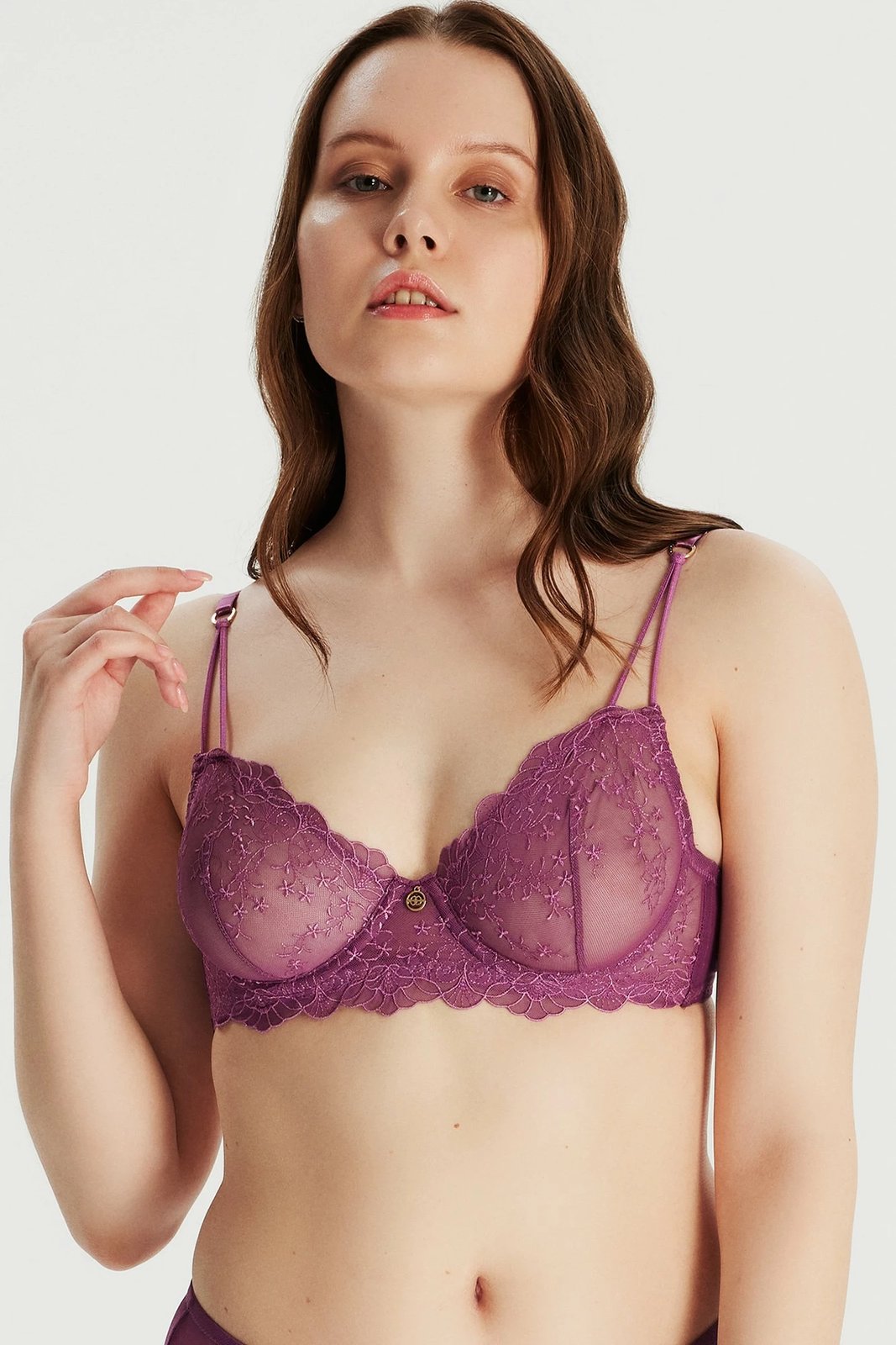 Sytjena Jumeon, i qëndisur, ngjyrë vjollcë