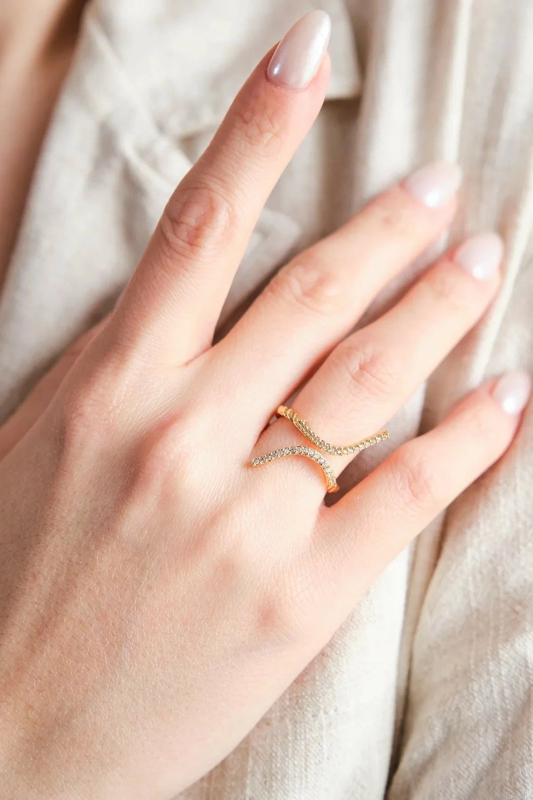 Unazë e artë me zirkon, Jumeon