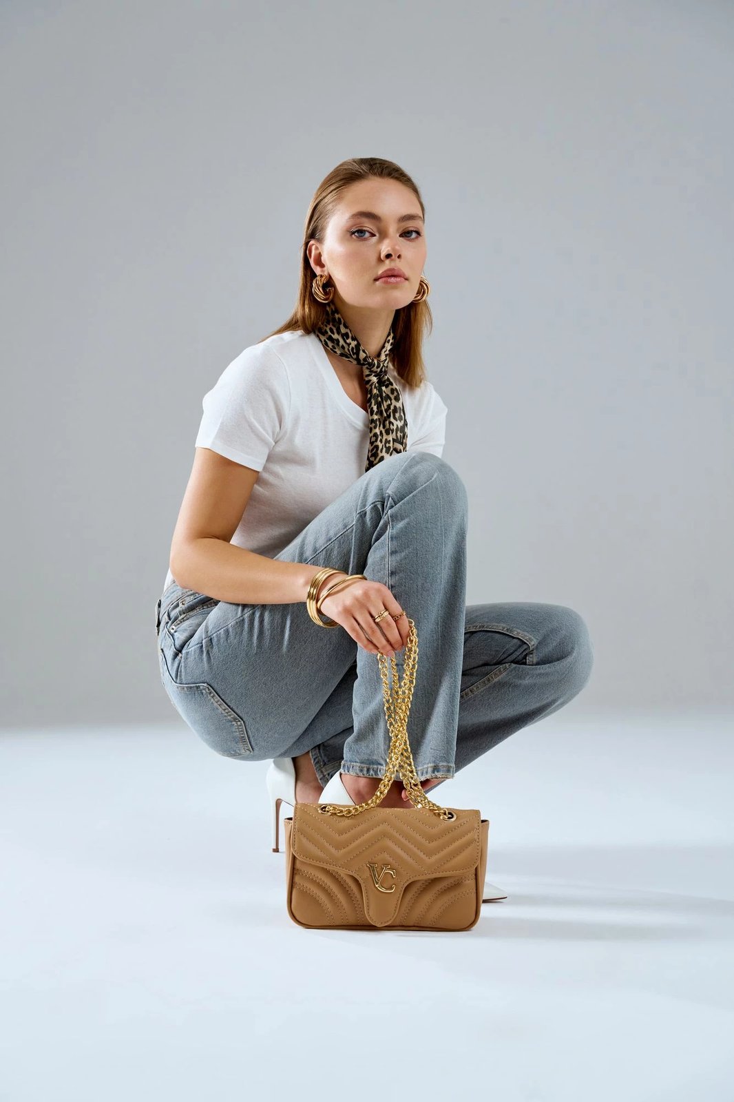 Çantë shpatulle Vince Camuto, Lucca, ngjyrë deve