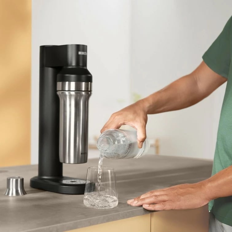 Saturator uji Brita sodaTRIO, me cilindër CO2, shishe qelqi dhe çelik, e zezë