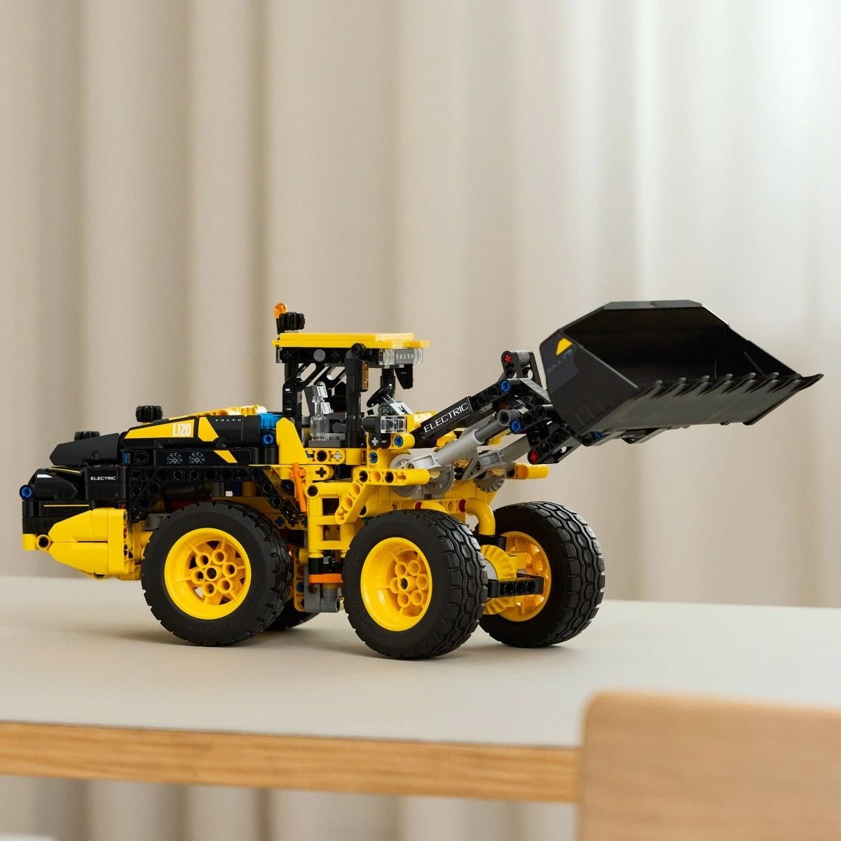 Set ndërtimi LEGO Technic Volvo L120 Electric Wheel Loader 42209, 973 pjesë
