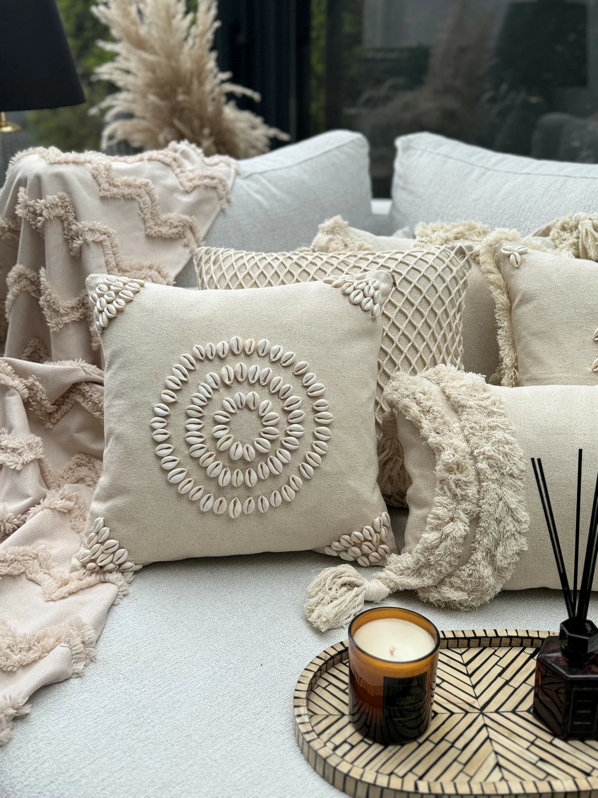 Jastëk dekorativ me mbulesë, ngjyrë bezhë, detaje guackash, Evila Originals, Den004, 43x43cm