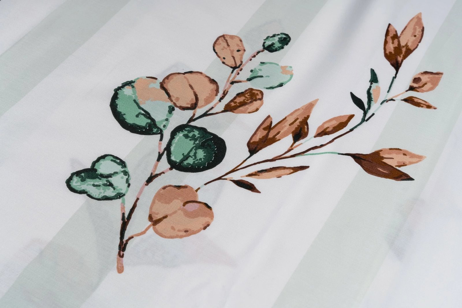 Jastëk prej sateni, ngjyrë e gjelbër dhe e bardhë, L'essentiel, 80x80cm Jastëk prej sateni, ngjyrë e gjelbër dhe e bardhë, L'essentiel, 80x80cm