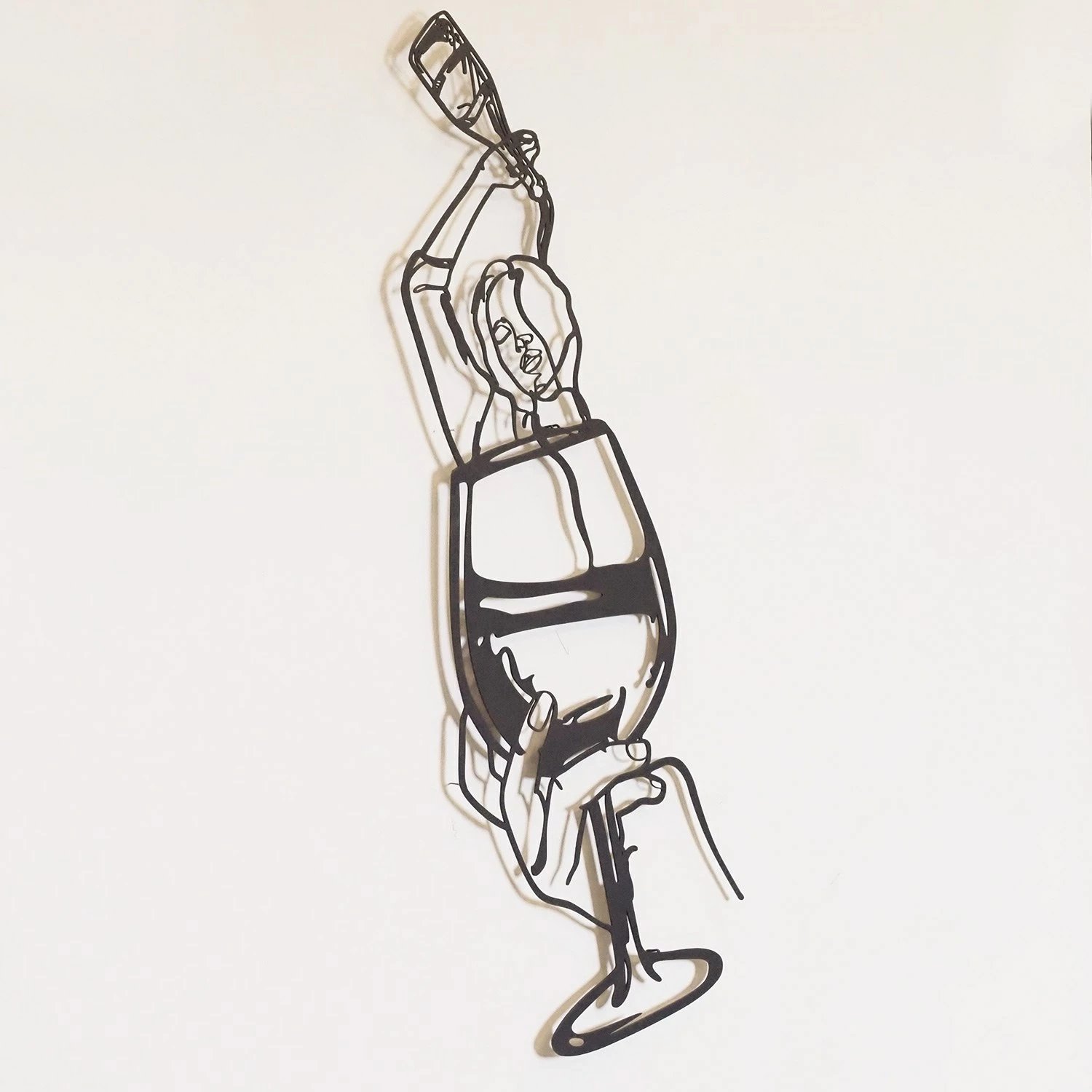 Aksesor dekorativ metalik për mur, Wallity, art linje vajzë me gotë vere, APT749 M