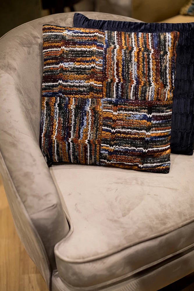 Jastëk dekorativ Relief, kadife blu, 45x45cm