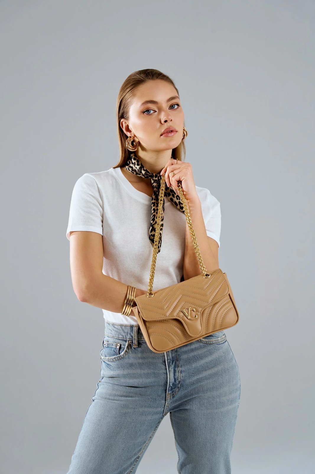 Çantë shpatulle Vince Camuto, Lucca, ngjyrë deve