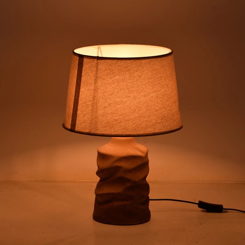 Llambë tavoline Wabbi, qeramikë, ngjyrë gri antike, abazhur bezhë, D28x41cm