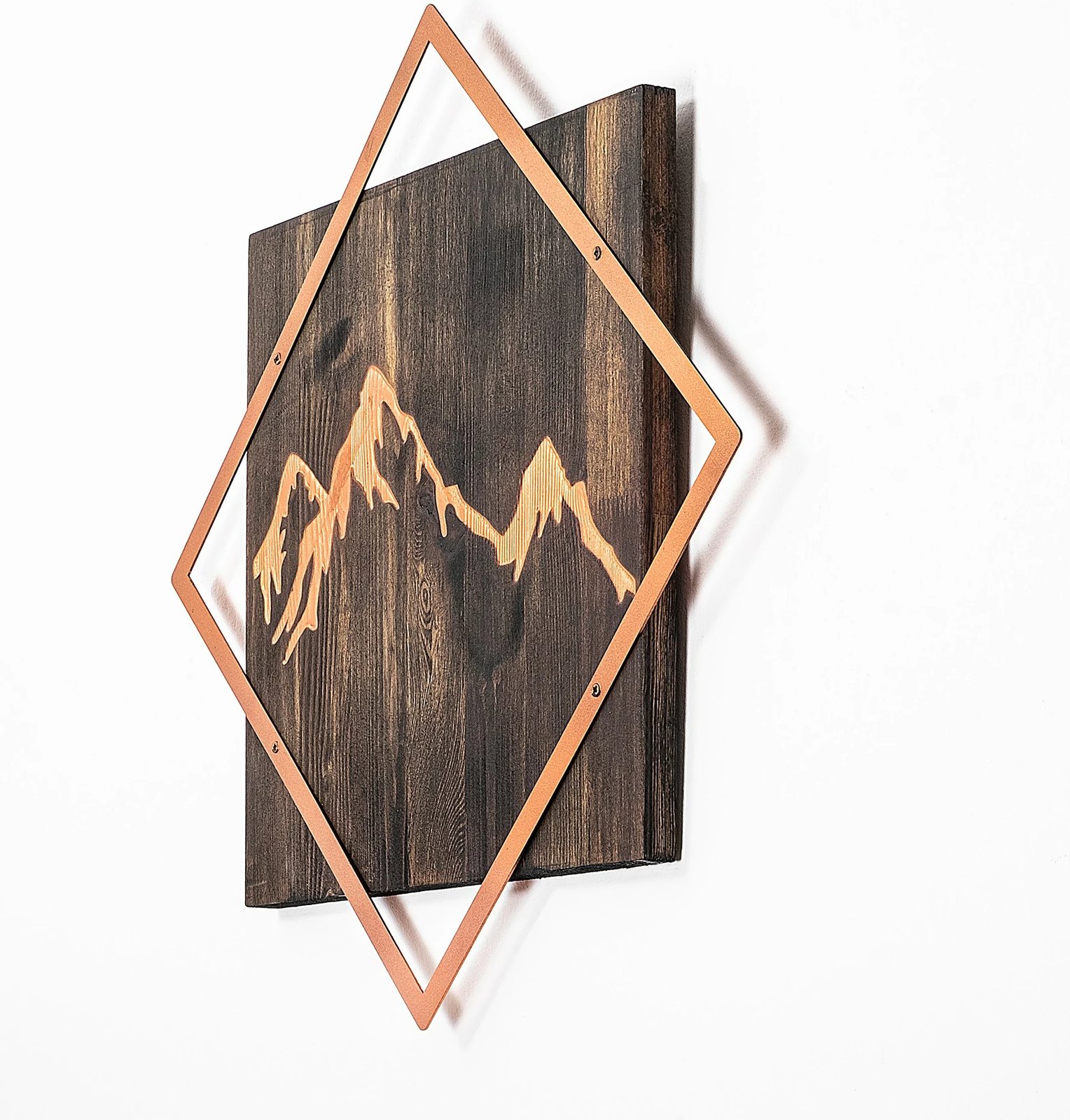 Aksesor dekorativ për mur, dru dhe metal, motiv mali, ngjyrë arre dhe bakri, 54x54cm