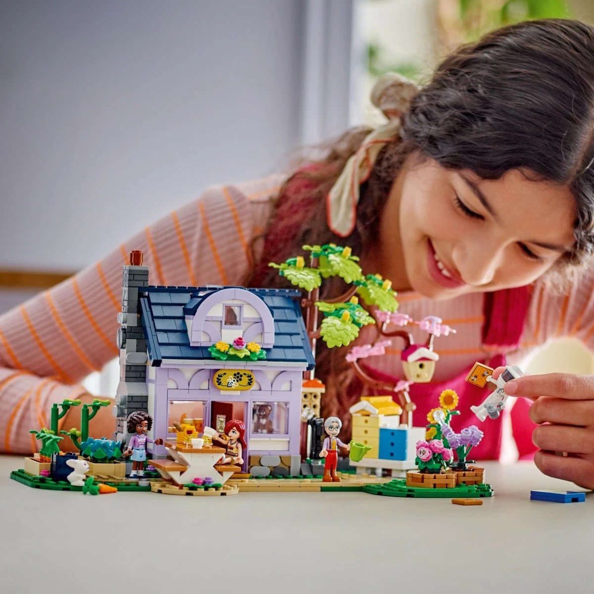 Set ndërtimi LEGO Friends 42669 Shtëpia e bletarëve dhe kopshti me lule, 1161 pjesë