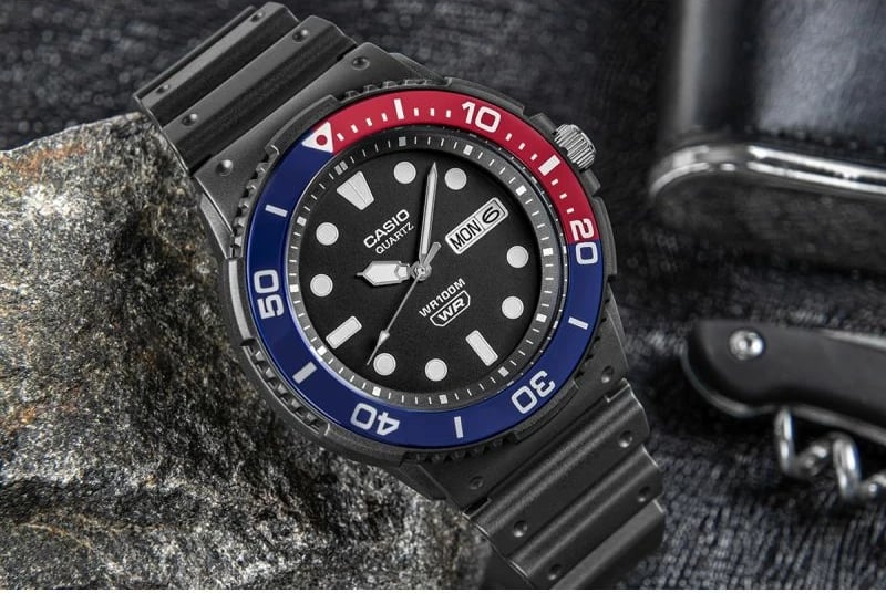 Orë dore për meshkuj CASIO, e zezë