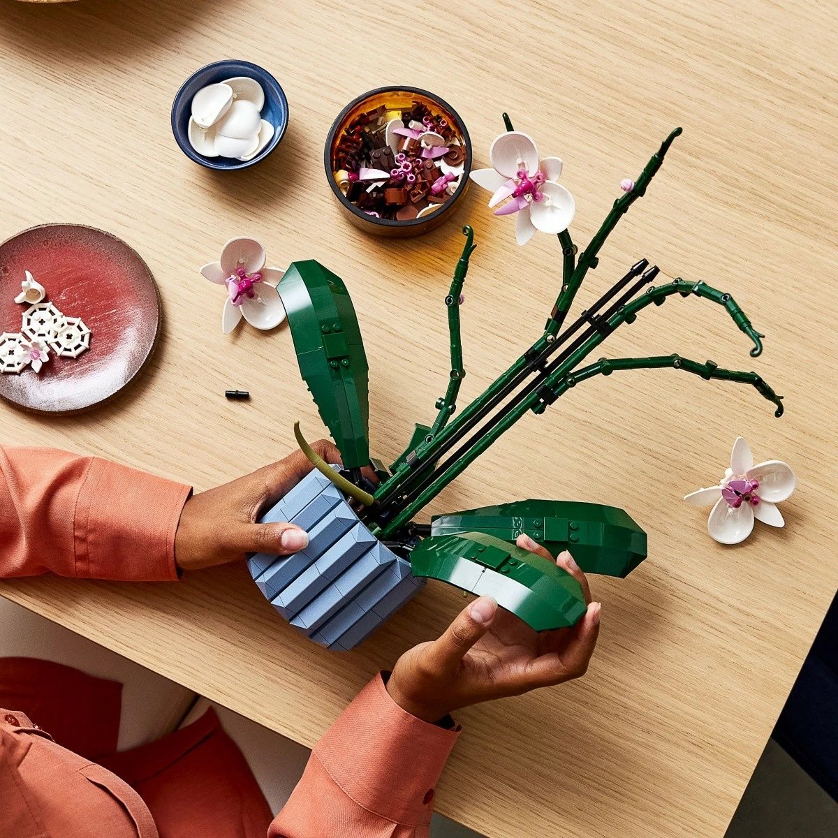 Set ndërtimi LEGO Icons Botanical Collection Orchidea 10311, 608 pjesë, bardhë/rozë Set ndërtimi LEGO Icons Botanical Collection Orchidea 10311, 608 pjesë, bardhë/rozë