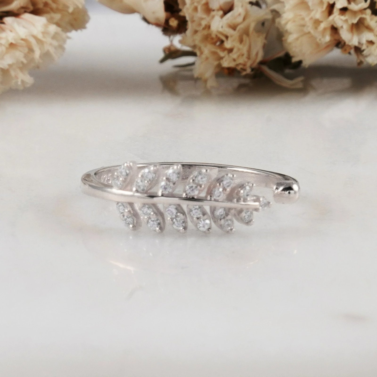 Unazë argjendi, Jumeon, 9947