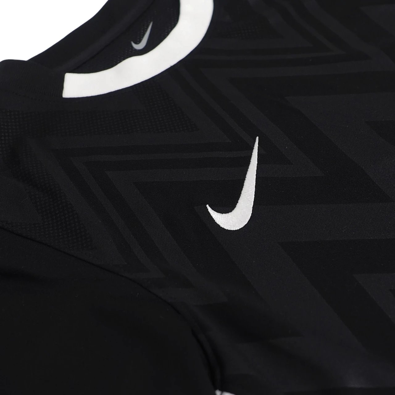 Maicë futbolli Nike për femra, e zezë