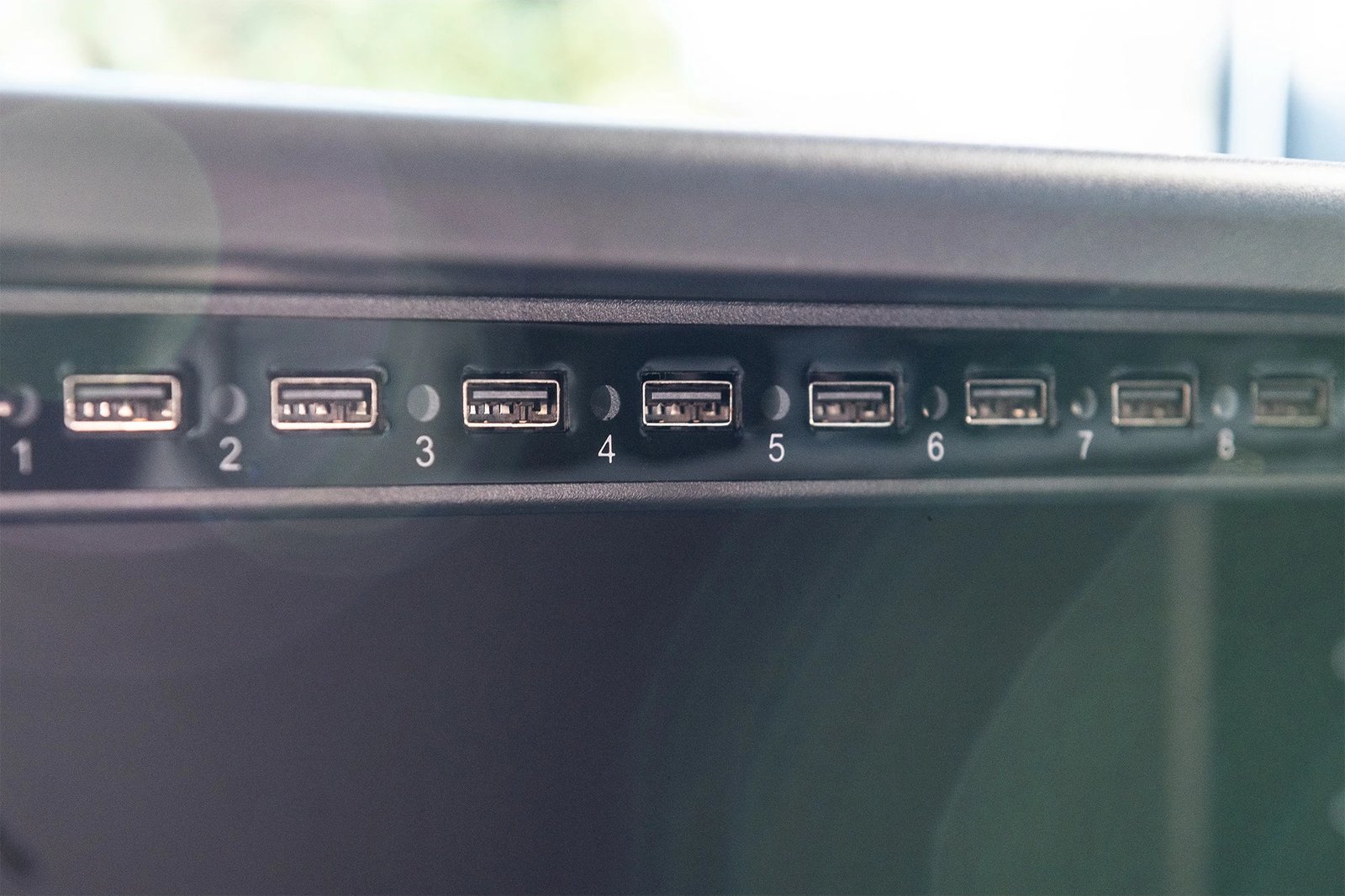 Kasë karikimi Digitus për 16 tabletë deri 14 inç, USB-A, me rrota, e zezë