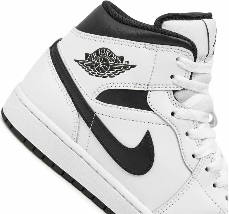 Atlete për meshkuj Nike Jordan, të bardha dhe të zeza