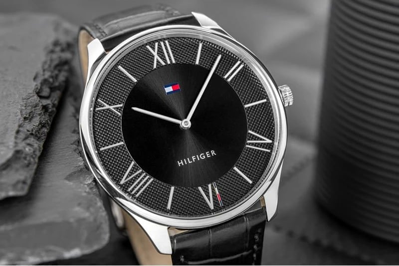 Orë dore për meshkuj Tommy Hilfiger, e zezë