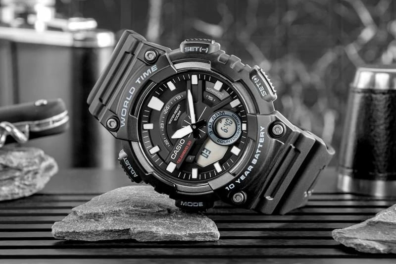 Orë dore për meshkuj CASIO, e zezë