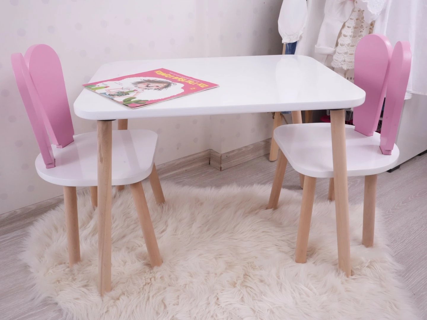 Set tavoline për fëmijë Hanah Home, dy karrige lepurush, rozë dhe e bardhë
