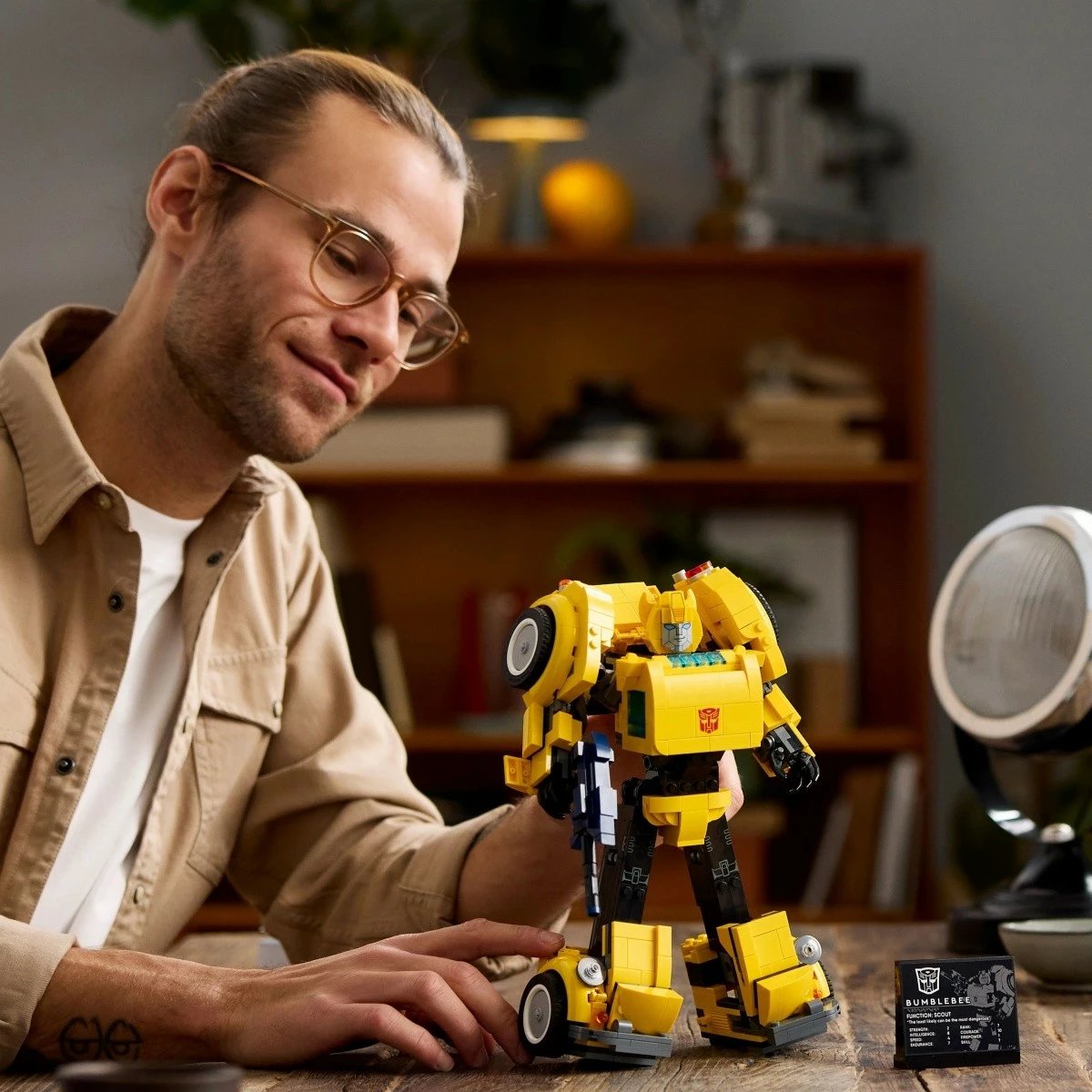 Set ndërtimi LEGO Icons Transformers Bumblebee 10338, 950 pjesë, e verdhë