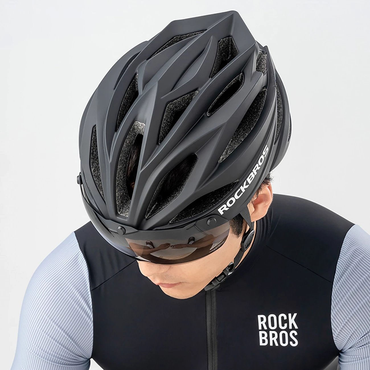 Helmetë biçiklete Rockbros 10110045001 me vizor dhe syze UV të ndashme, e zezë