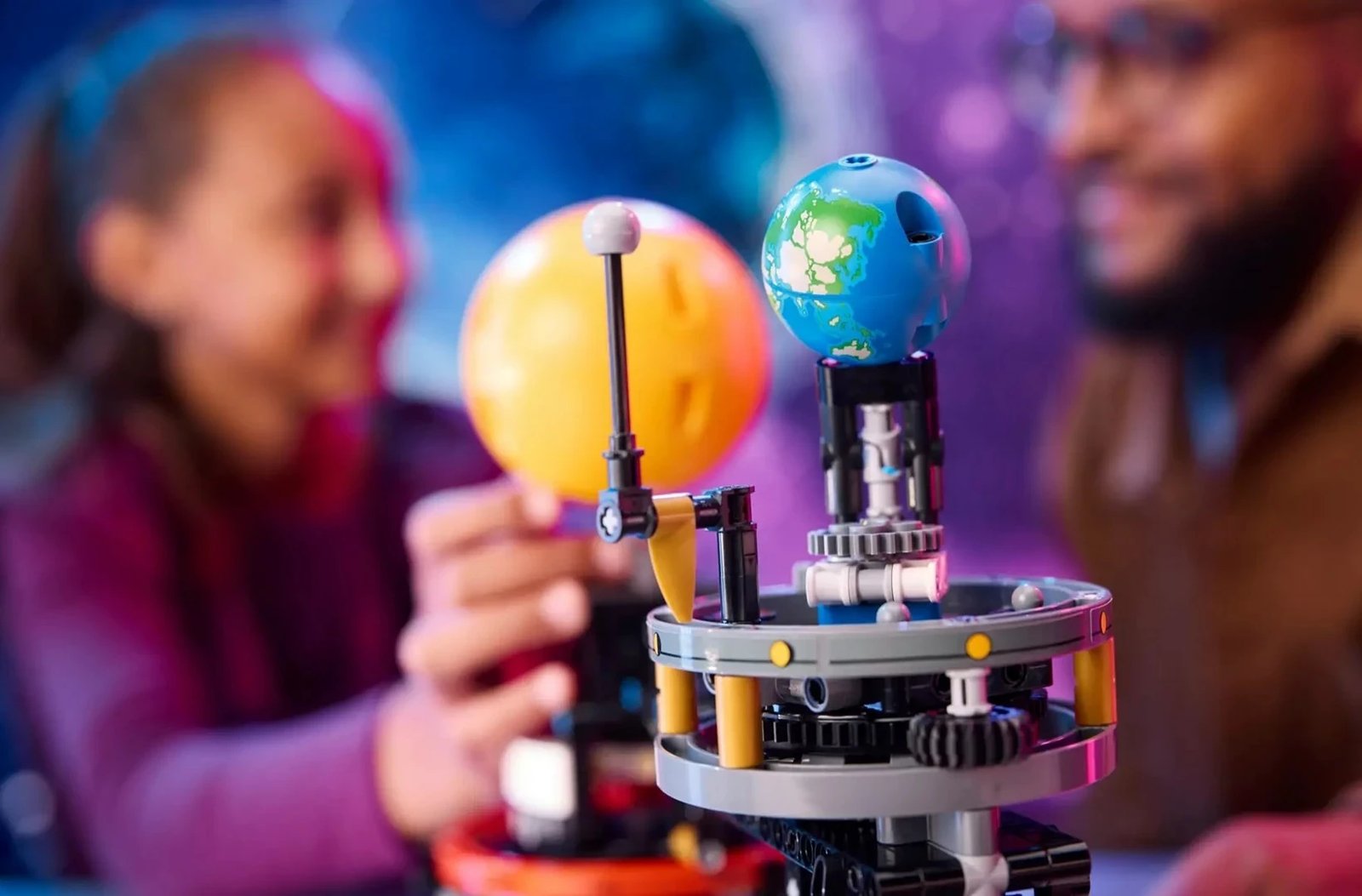Set LEGO TECHNIC 42179 Planet Earth and Moon in Orbit