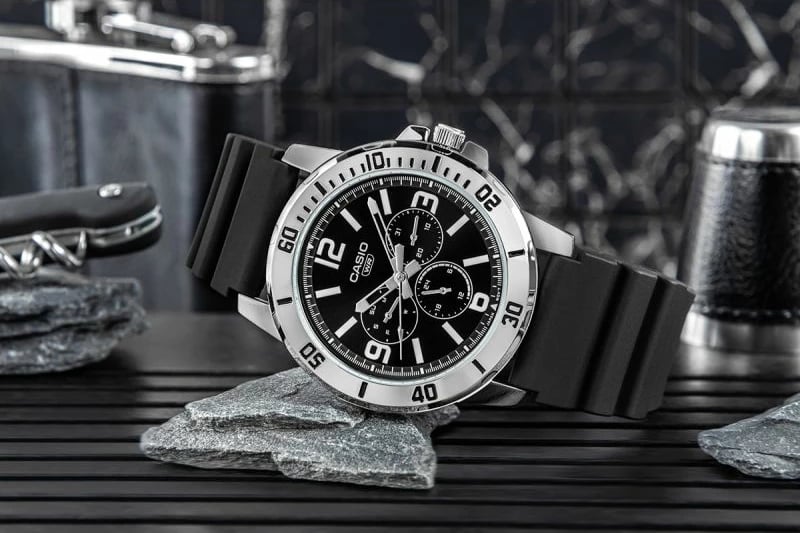 Orë dore për meshkuj CASIO, e zezë