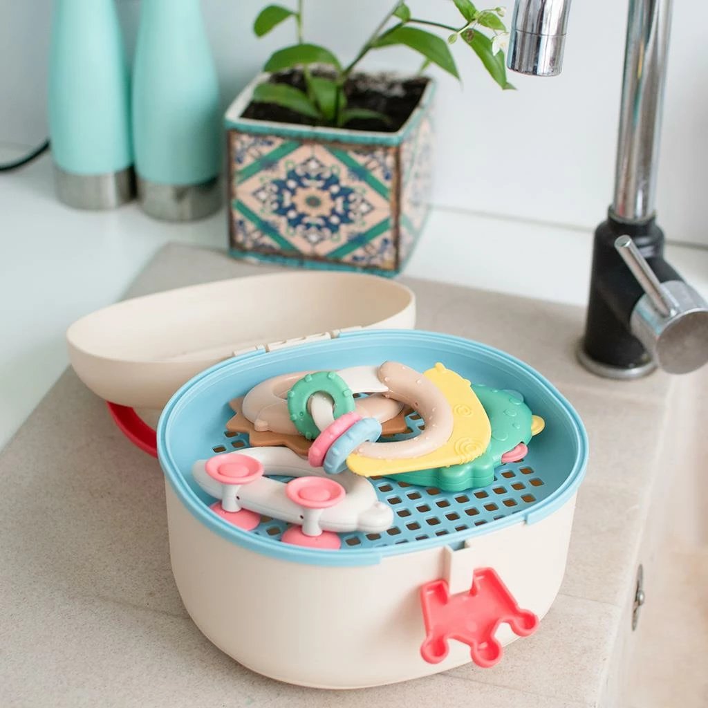 Kuti ruajtëse për lodra gringëlluese dhe kafshues, AKUKU, me dorezë, kapëse në formë kurore, grilë tharëse/sitë, dritare transparente, 20x18x13 cm, e bardhë