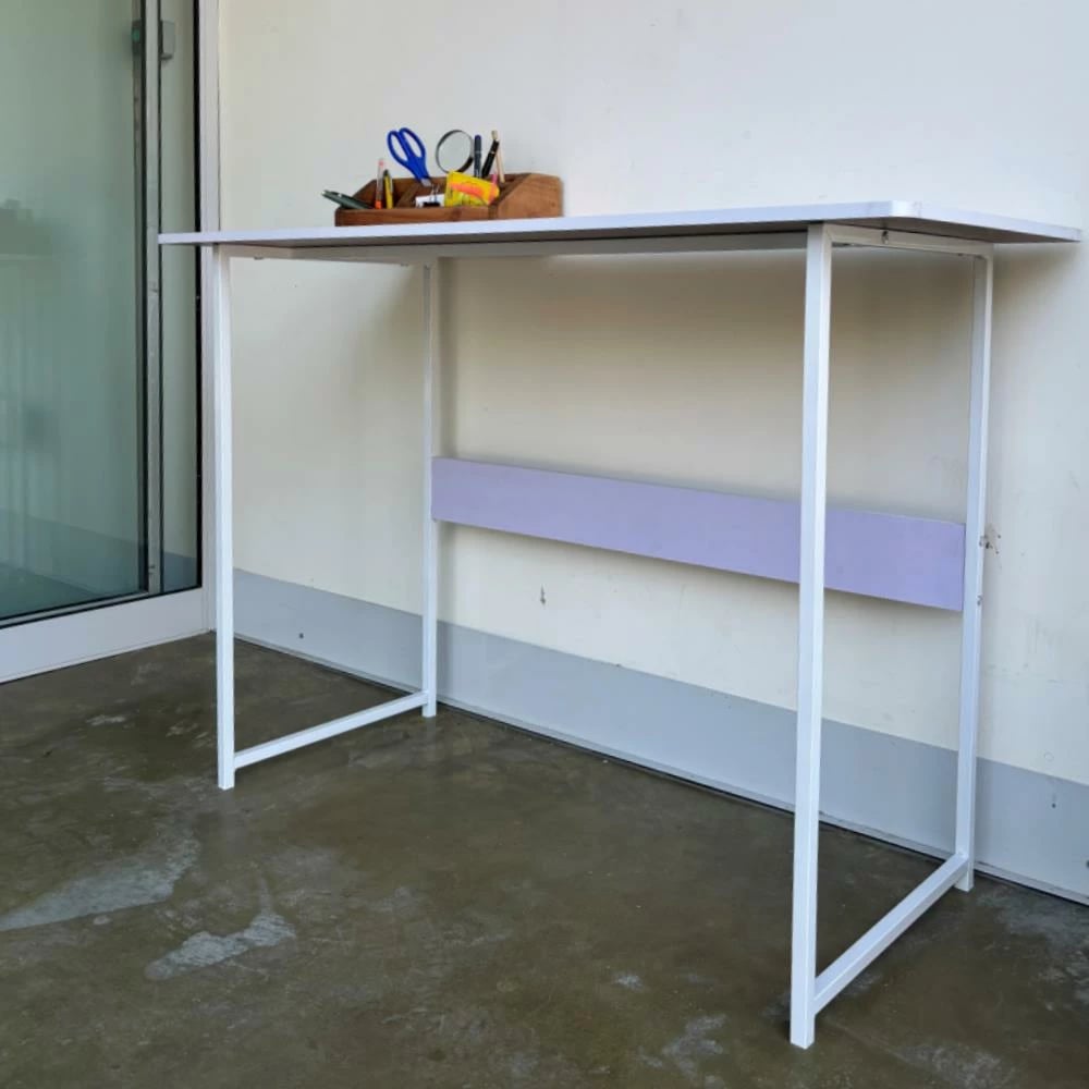 Tavolinë minimale NEXT 35575-01, kornizë e bardhë, sipërfaqe lejla