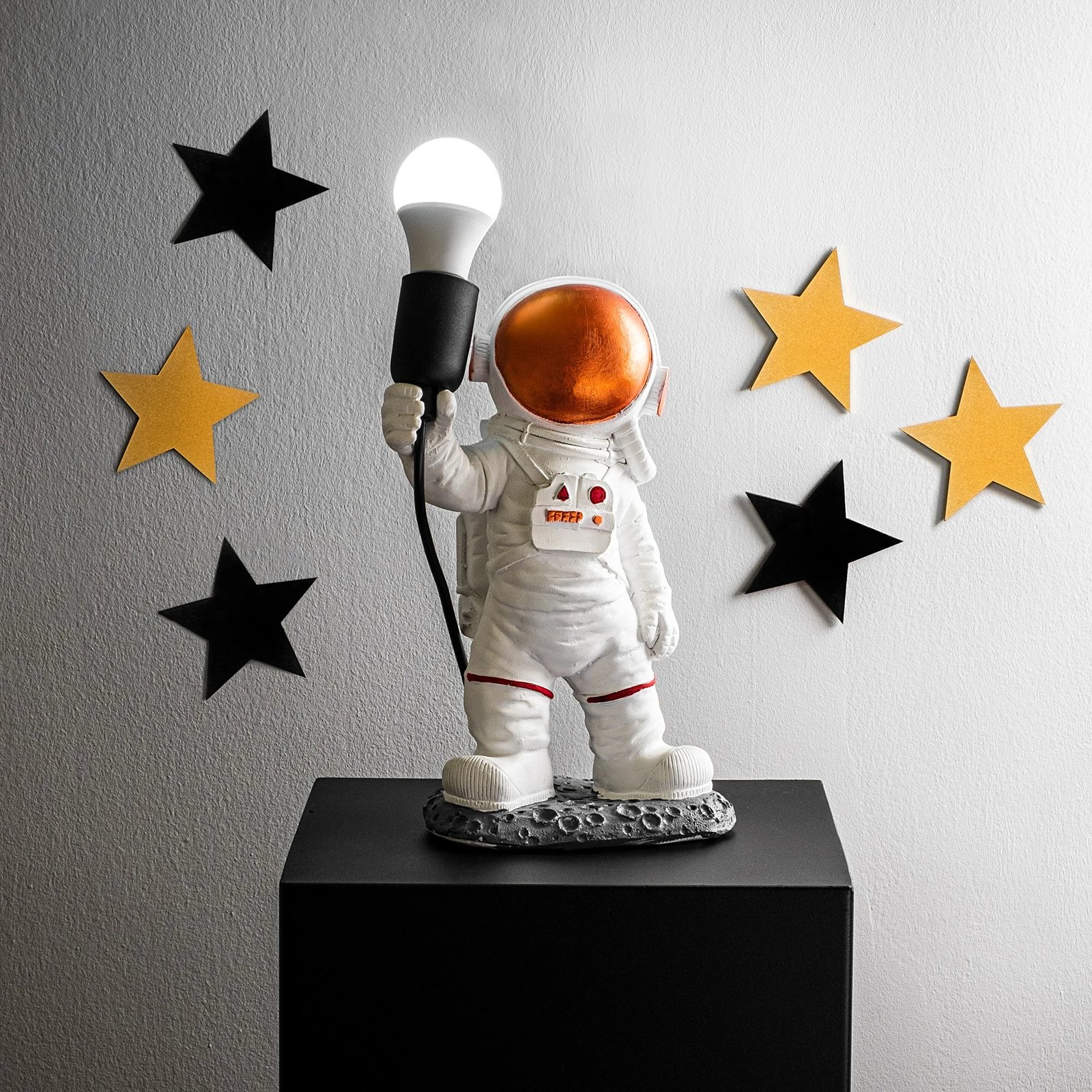 Llambë tavoline astronaut, shumëngjyrëshe, Opviq