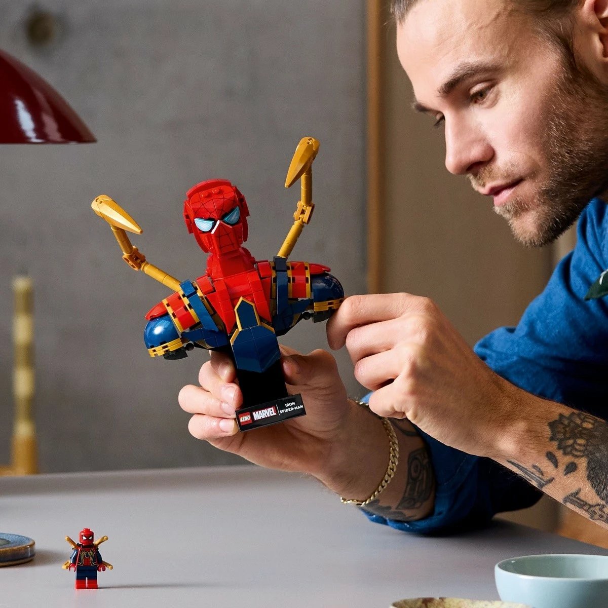 Set ndërtimi LEGO Marvel Iron Spider-Man Bust 76326, 379 pjesë, për të rritur