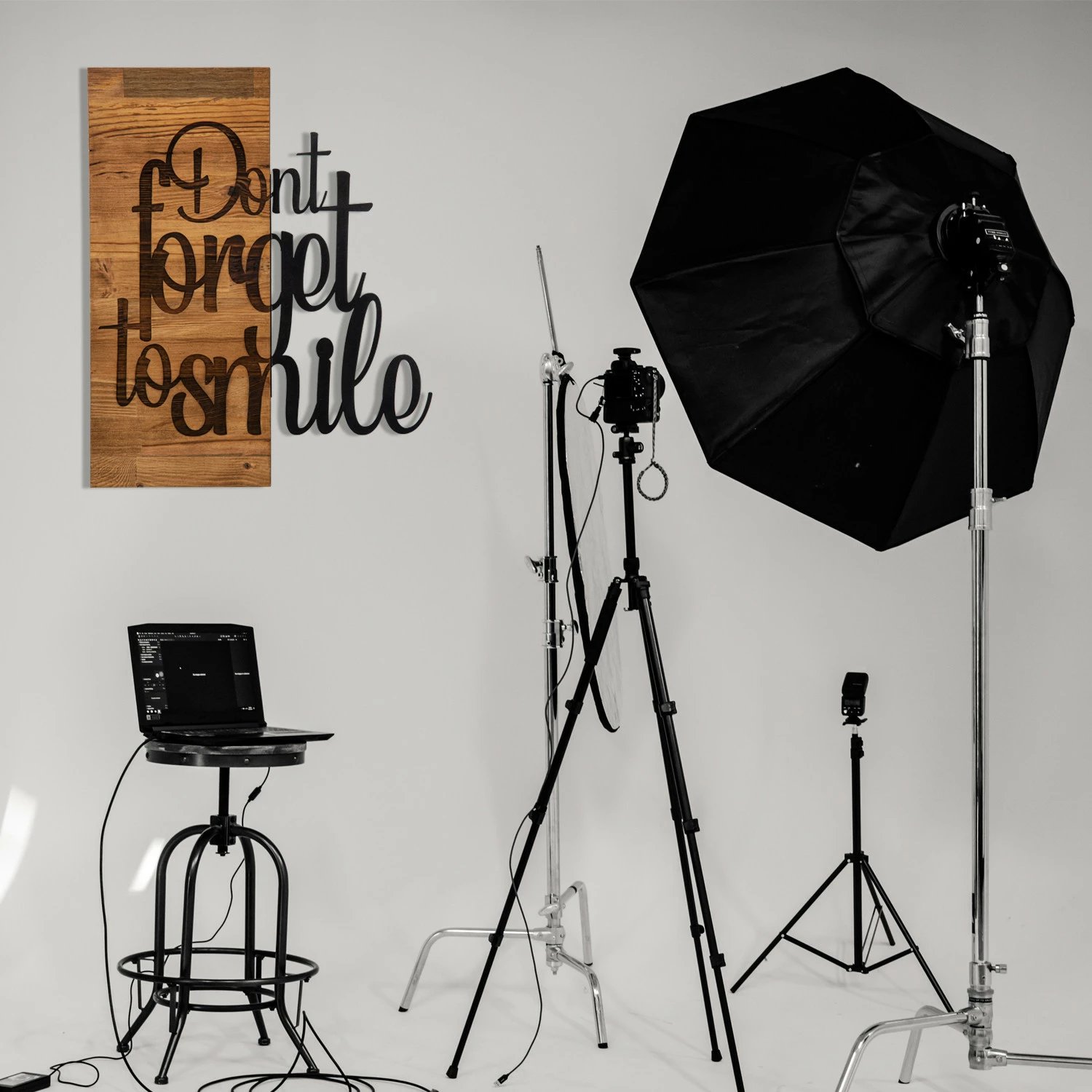 Aksesor dekorativ për mur, dru dhe metal, ngjyrë e zezë dhe arre, Wallity, Dont Forget To Smile, 47x58cm