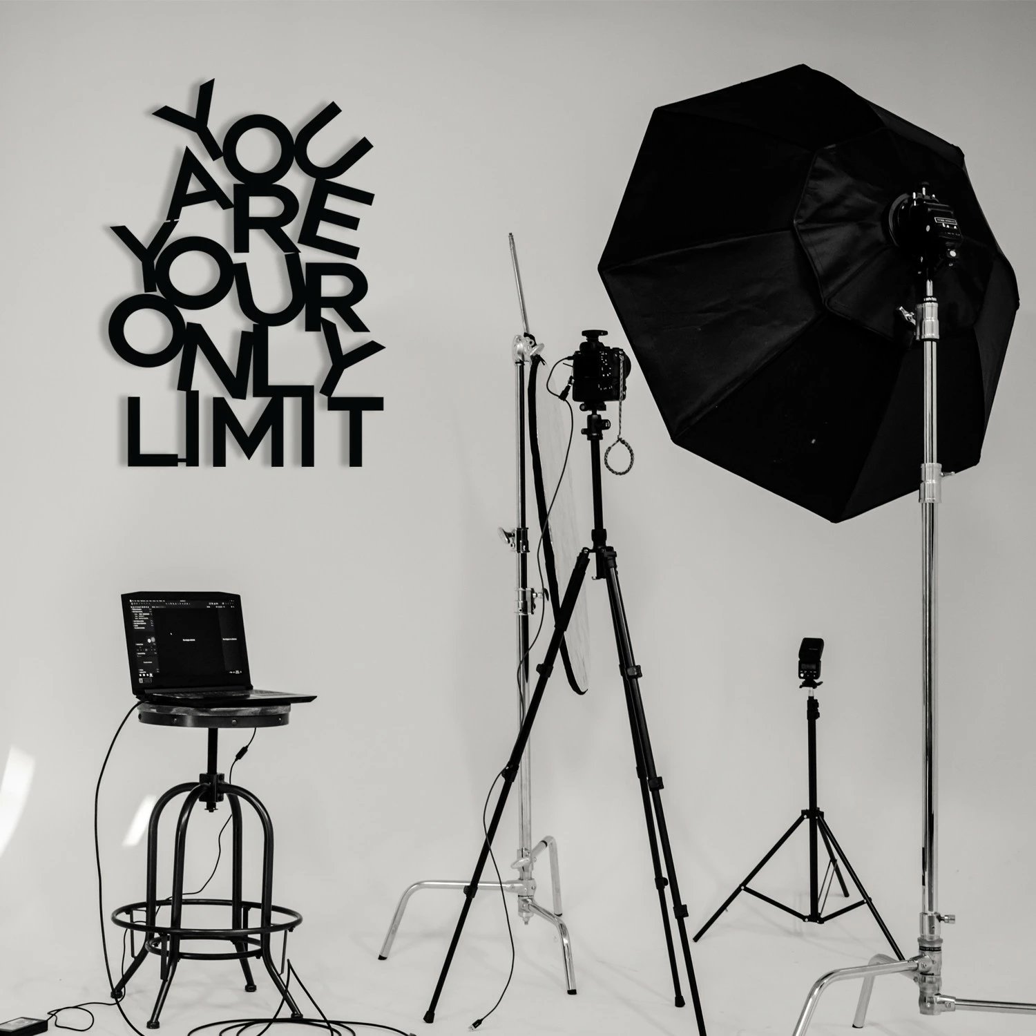 Aksesor dekorativ muri prej metali Wallity, Limit, ngjyrë e zezë, 37x52cm