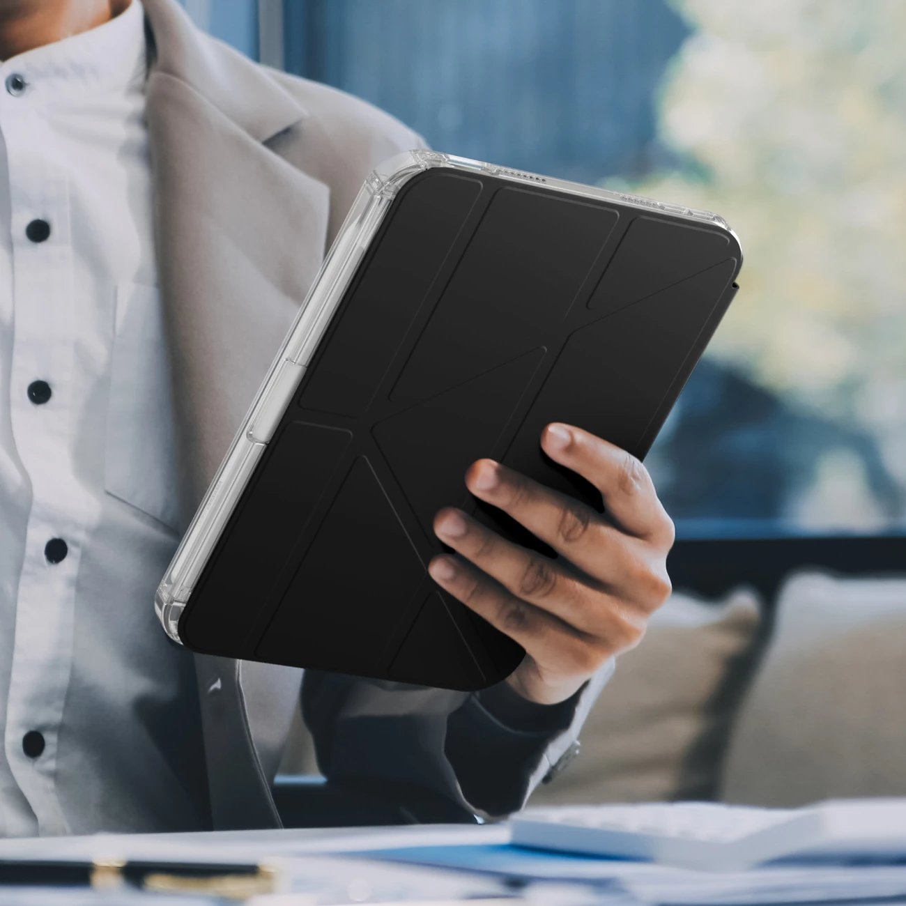 Mbështjellës tablet AmazingThing Minimal Case për iPad Air 11" M3 (2025), kapak folio me qëndrim, mbajtës Apple Pencil, panel i pasmë transparent, i zi