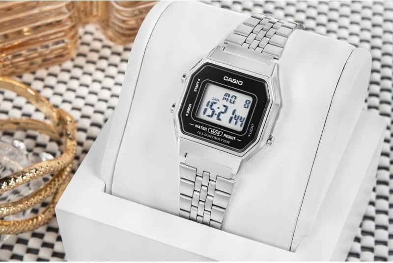 Orë dore për femra CASIO, argjendi
