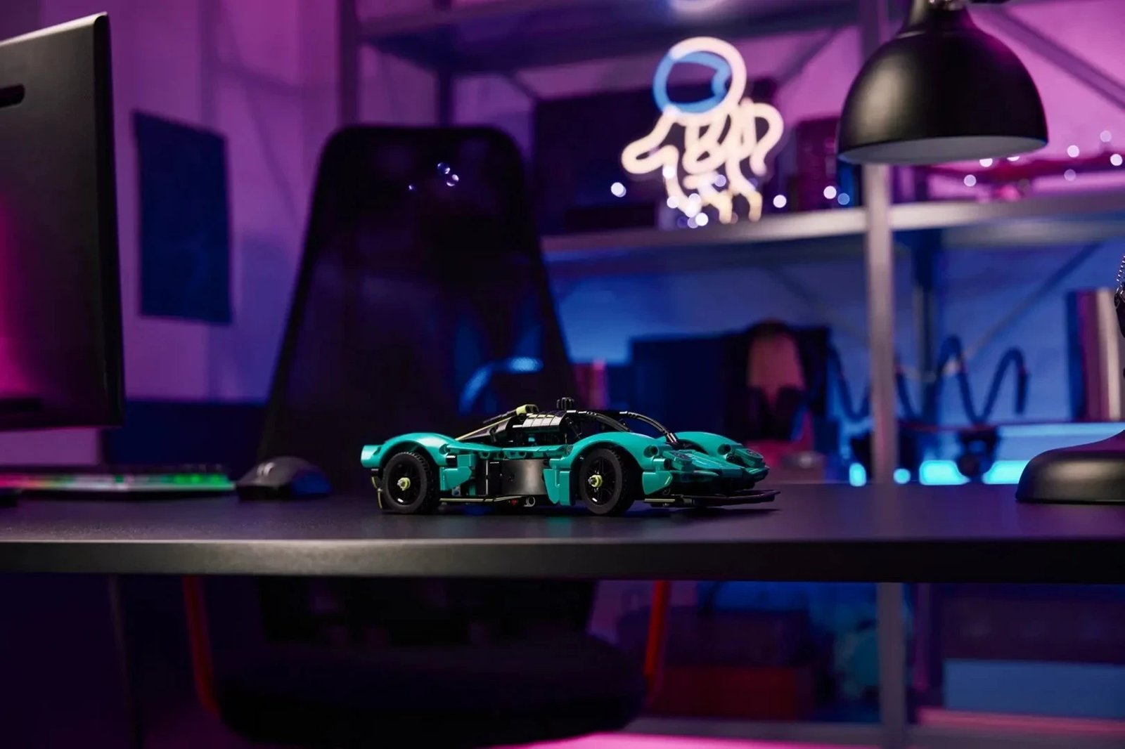 Set LEGO Technic Aston Martin Valkyrie 42208, 707 pjesë, për moshën 9+