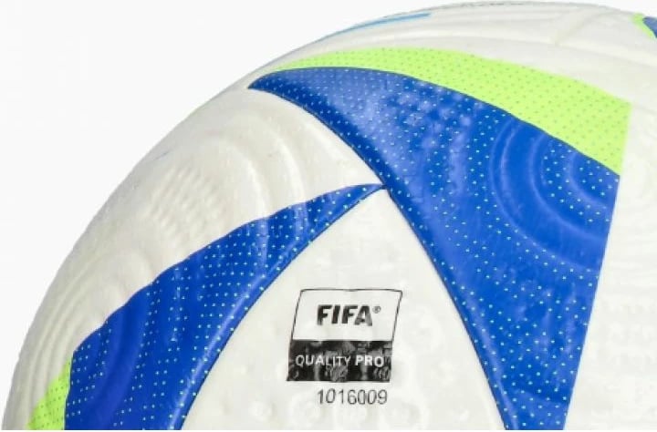 Top futbolli adidas, bardh e kaltër Top futbolli adidas, bardh e kaltër