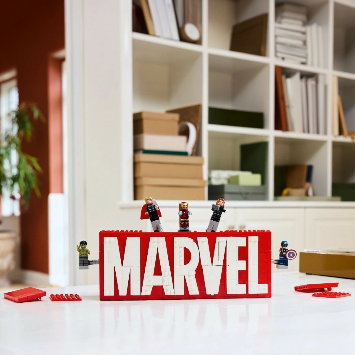 Set LEGO Marvel Super Heroes 76313, MARVEL Logo me 5 minifigura Avengers, 931 pjesë