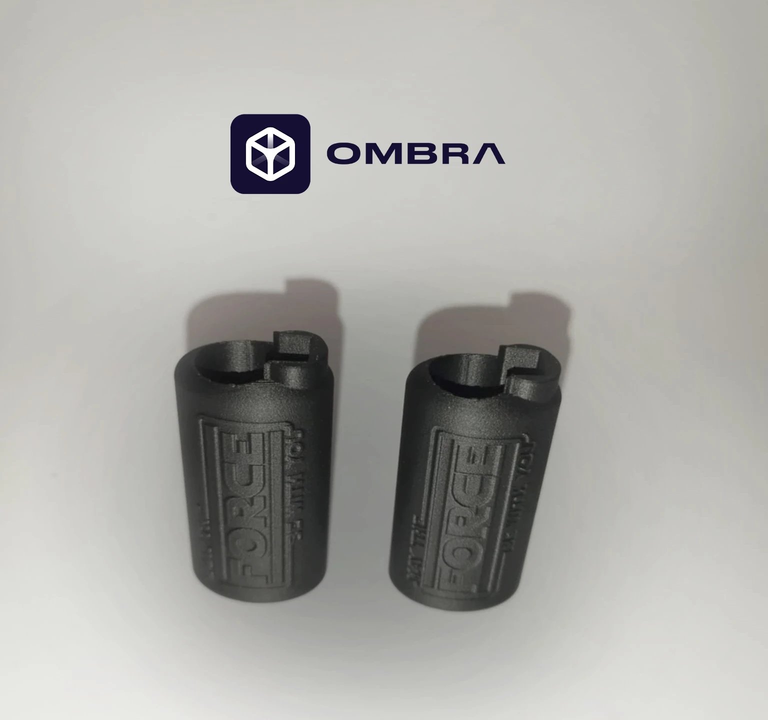 Mbajtëse për çakmak Clipper, dizajni "May Force", e zezë