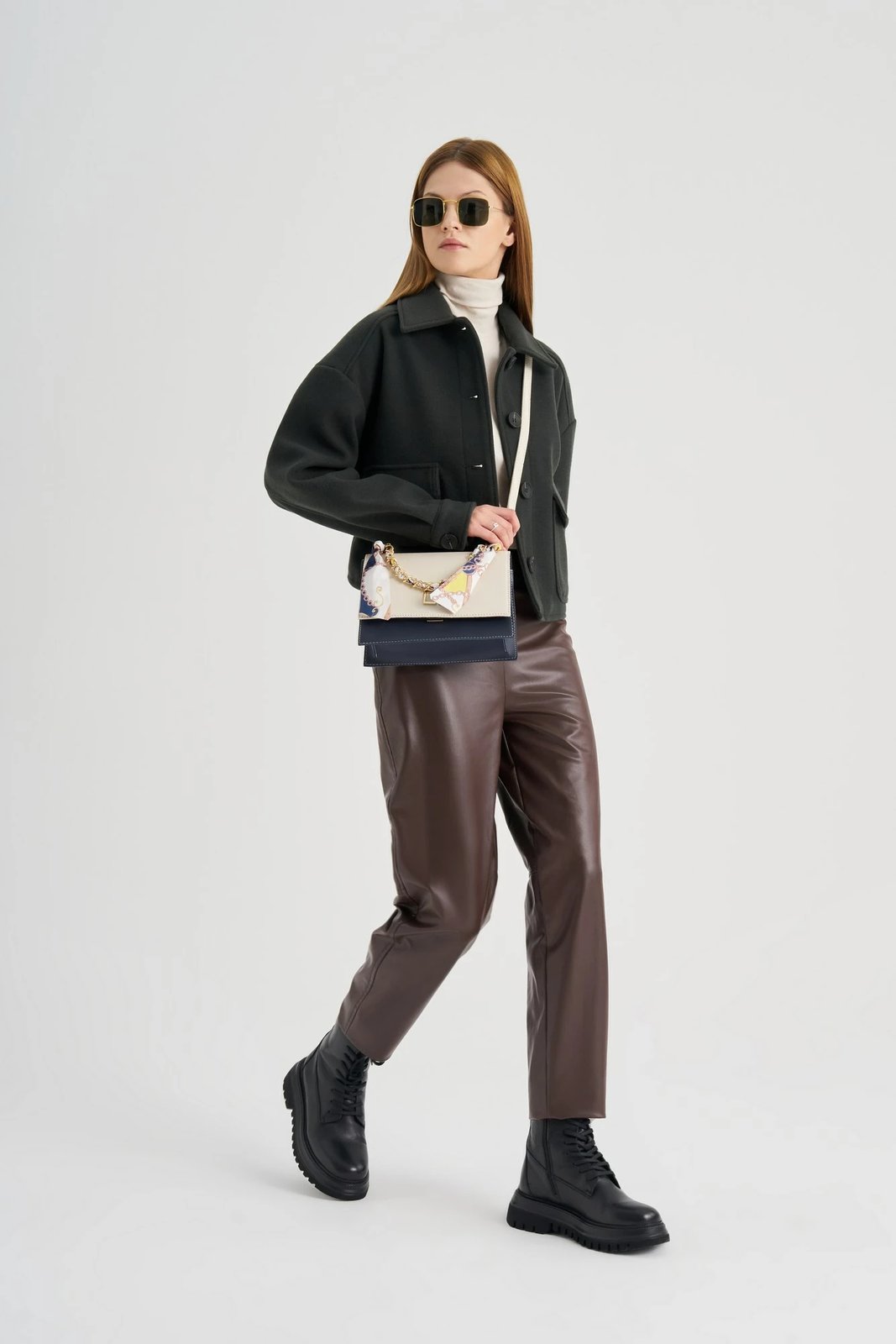 Çantë crossbody Lucky Bees, krem dhe blu e errët, 918