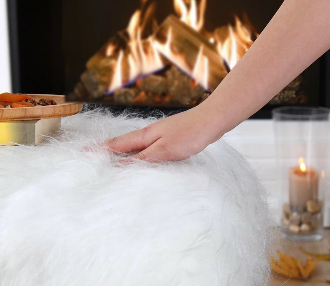 Puf skandinav, ngjyrë e bardhë, këmbë druri, Atelier del Sofa, Deer