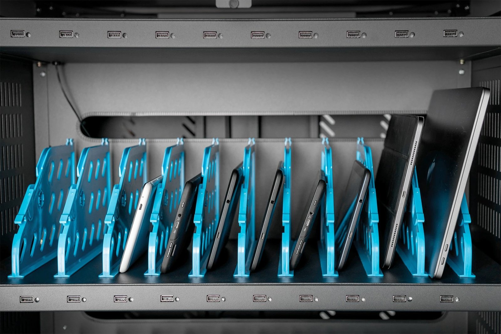 Kasë karikimi Digitus për 30 laptopë/tabletë deri 15.6 inç, USB-A, me rrota, e zezë