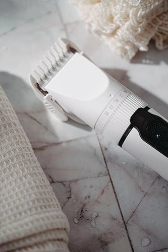 Makinë qethëse Adler AD 2839, LCD, IPX6, bateri 2000mAh, karikim USB-C, me krehëra 3–18 mm, e bardhë Makinë qethëse Adler AD 2839, LCD, IPX6, bateri 2000mAh, karikim USB-C, me krehëra 3–18 mm, e bardhë