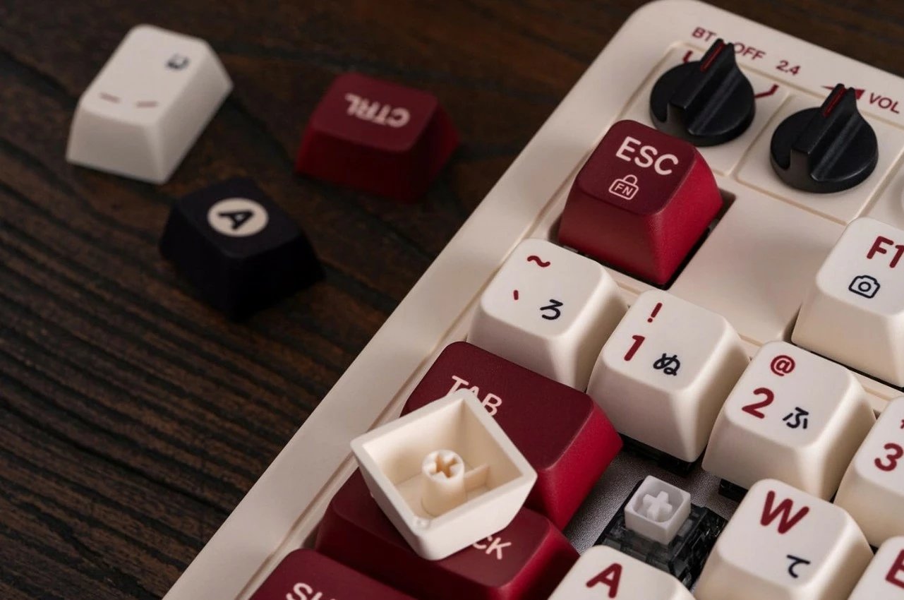 Tastierë mekanike 8BitDo Retro 108 Fami Edition me Dual Super Buttons, për PC, maroon dhe e bardhë